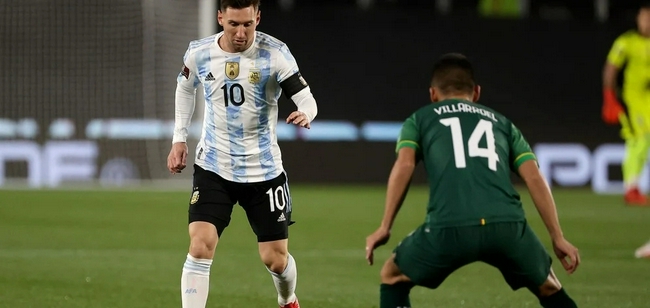Lionel Messi indossa la maglia dell'Argentina con il logo del campione della Copa América